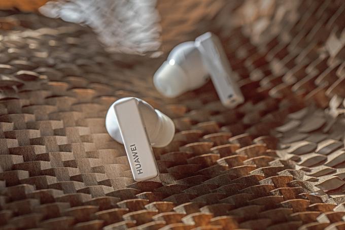 FreeBuds Pro pridejo s tremi pari mehkih silikonskih čepkov, da lahko izberete tistega, ki se vam najbolj prilega. | Foto: Huawei
