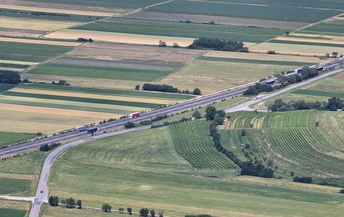 vipavska hitra cesta, Vipavska dolina, Vipava | Celovita prenova vipavske hitre ceste se je začela novembra lani, zdaj pa prehaja v novo fazo, ki zahteva popolno zaporo cestišča v smeri Nove Gorice. Vzpostavili jo bodo 17. avgusta za sto dni, promet pa bo v tem času preusmerjen na vzporedno regionalno cesto. Popolna zapora v obratni smeri bo sledila julija 2026. | Foto STA