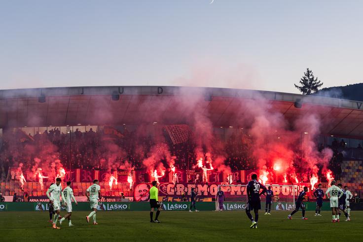 Vroč večni derbi se je končal z delitvijo točk. | Foto: Jure Banfi