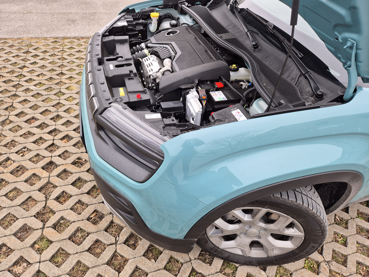 74-kilovatnemu motorju pomaga 21-kilovatni elektromotor, ki se napaja iz 48-voltne baterije s kapaciteto 0,9 kilovatne ure.  | Foto: Aleš Črnivec