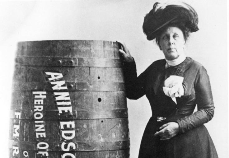 Annie Edson Taylor ob sodu, v katerem se je spustila po Niagarskih slapovih. | Foto: commons.wikimedia.org
