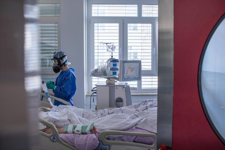 V zadnjih mesecih se je pojavljalo vse več dokazov, da je večino smrti in najtežjih potekov bolezni covid-19 povzročil pretiran odziv imunskega sistema bolnikov, ki je bil v boju proti koronavirusni bolezni zmožen poškodovati bolnikove notranje organe. | Foto: Matej Povše/ UKC Ljubljana