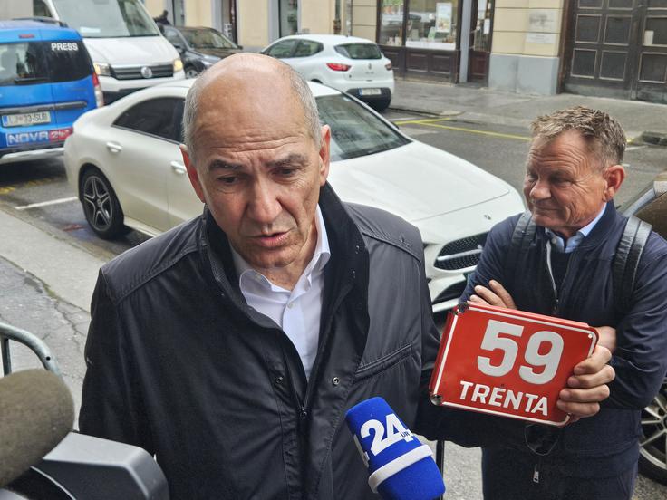 Janša je ob prihodu na sodišče s seboj prinesel hišno številko s Tonderjeve domačije v Trenti. | Foto: STA