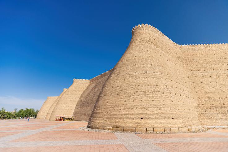 Mogočno obzidje trdnjave Ark, ki je služila kot kraljeva rezidenca in utrdba v središču mesta Bukhara. | Foto: Guliverimage