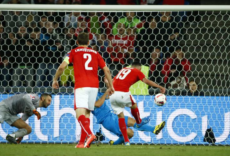 Švicarji so ključno zmago na poti v Francijo dosegli v Baslu, kjer so zaostanek proti Sloveniji spreobrnili v zmago s 3:2. | Foto: 