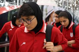 Presenetljiv preobrat: ena od iranskih nogometašic si je premislila #video