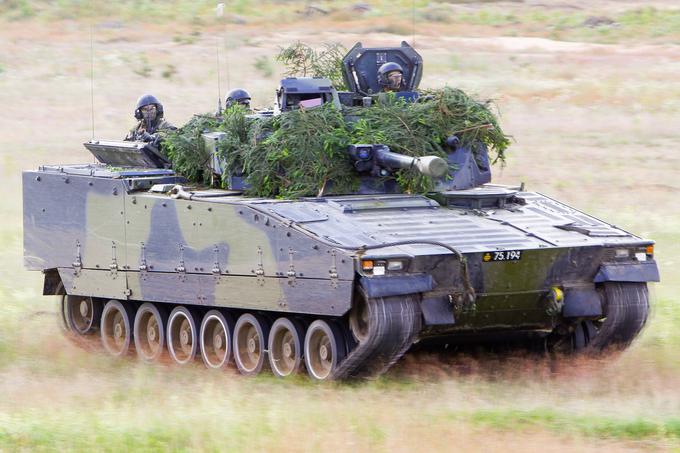 Ameriški medij Forbes je pred dnevi poročal, da Ukrajinci že uporabljajo CV90 v bojih pri kraju Vovčansk v regiji Harkov. Na fotografiji: oklepnik CV90, ki je leta 2014 sodeloval na vojaških vajah v Litvi. Švedi so Ukrajincem poslali najsodobnejšo različico CV90, ki ima izboljšan oklep. | Foto: Guliverimage