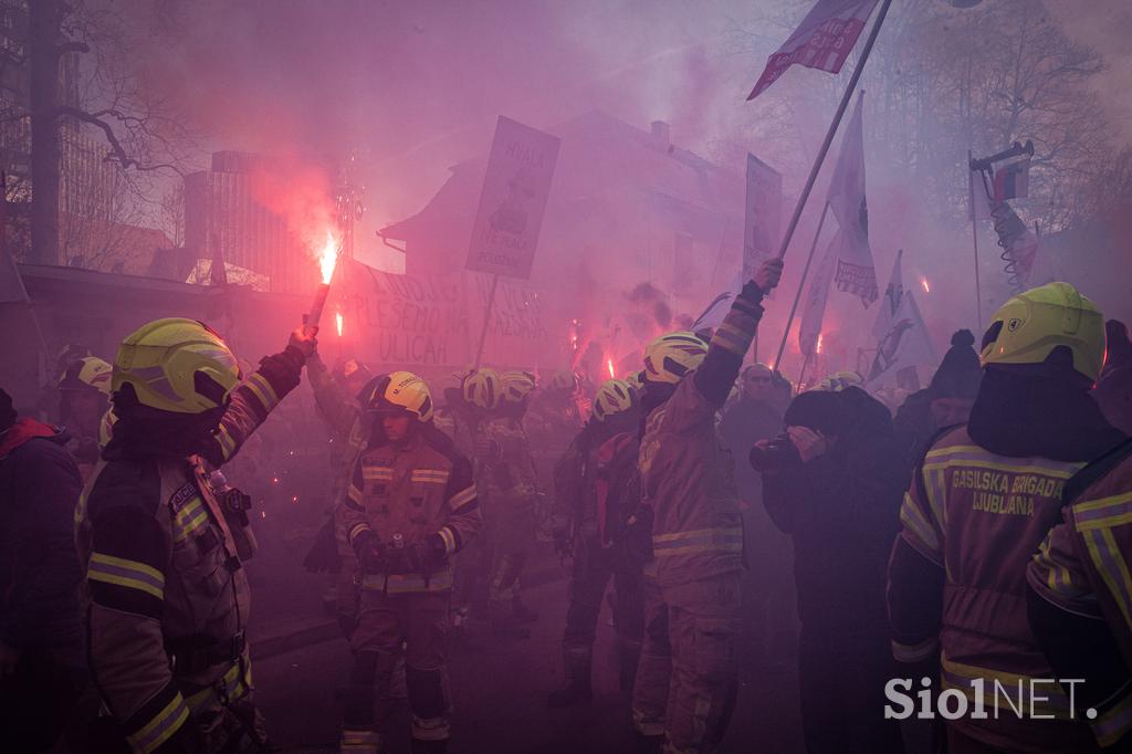 Protestni shod poklicnih gasilcev pred poslopjem vlade. gasilci