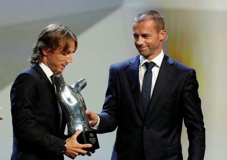 Luka Modrić Aleksander Čeferin mu je podelil nagrado za najboljšega po izboru Uefe. | Foto: Reuters