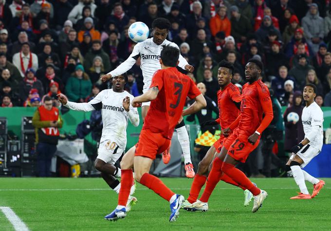 Nathan Tella je sredi drugega polčasa zadel za vodstvo Bayerja proti Bayernu z 1:0. | Foto: Reuters