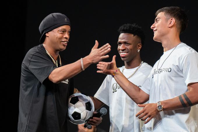 Ronaldinho, Vinicius Junior in Paulo Dybala na promocijskem dogodku za piramidno shemo OmegaPro junija 2022 | Foto: Profimedia