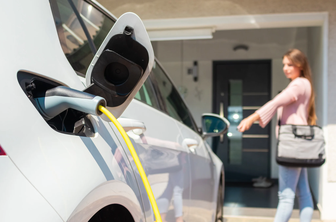 Dizel je dražji. Komu se danes električni avto dejansko izplača?