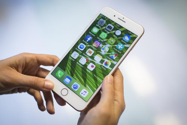 iPhone 8 in njegov večji brat iPhone 8 Plus sta bila letos malce po krivici deležna manj pozornosti kot iPhone X, saj sta z izjemo videza skoraj enaki napravi kot iPhone X. Oba sta enako hitra in razen prepoznavanja obraza podpirata vse iste tehnološke novosti, imata pa tudi čitalnik prstnih odtisov, katerega odsotnost iPhonu X marsikdo očita. iPhone 8 Plus ima za nameček skoraj enako kakovostno kamero kot iPhone X, obenem pa je najdražji iPhone 8 Plus v prodaji brez vezave za kar 300 evrov cenejši od najdražje različice iPhona X.  | Foto: Bojan Puhek