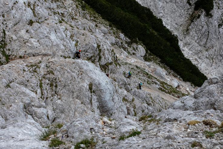 Sredi stene pogled navzdol. Pravzaprav ni tako hudo, kot se zdi iz fotografije. Tu je treba imeti čelado. | Foto: Matej Podgoršek