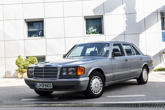 Leta 1985 je Mercedes prenovil razred S in mu nadel nova platišča ter nekoliko spremenjene odbijače. Še vedno je šlo za prepoznaven avtomobil, ki je poskrbel za ljubosumne poglede mimoidočih. | Foto: 