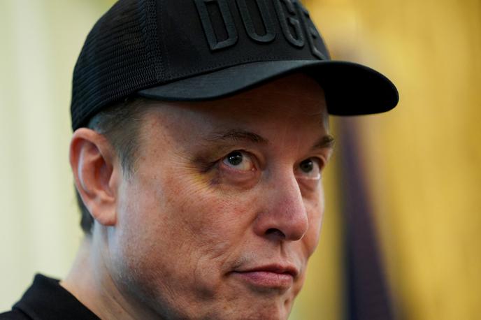 Elon Musk, Donald Trump | Muskov obraz je med neposrednim prenosom novinarske konference krasila modrica na očesu in po vprašanju o tem je razložil, da ga je med igro mahnil njegov petletni sin. | Foto Reuters