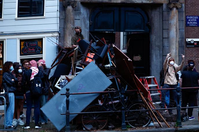 Protesti Amsterdam | Demonstranti so blokirali nekaj cest do univerze, nekateri med njimi pa so s kamenjem obmetavali policiste. | Foto Reuters