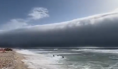 Osupljiv posnetek: nebo se je stemnilo, kopalci so prestrašeno strmeli v ocean #video