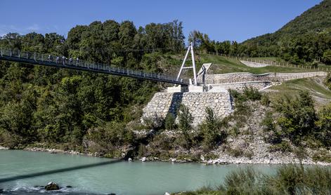 Soča: policistka skočila v reko in rešila utapljajočo se 27-letnico