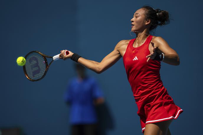 Zheng Qinwen | Zheng Qinwen se je pred domačimi navijači uvrstila v finale turnirja WTA 500 v Zhengzhouju na Kitajskem. | Foto Guliverimage