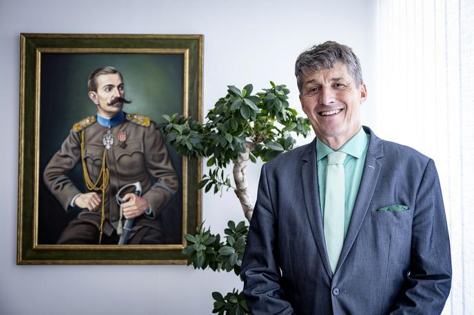 Borut Sajovic | "Obstoj Nata ni vprašanje. Tudi Američani nikamor ne gredo. Se pa zavedam, da imajo ZDA v indijsko-pacifiški regiji večje geostrateške izzive kot pa v Evropi. To je velika priložnost za Evropo, da popravi, kar je v preteklosti zamudila. Evropejcev je veliko več kot Američanov, vendar ZDA za skupno obrambo prispevajo veliko več. Zato lahko Američanom rečemo le hvala. In prav je, da so opozorili, da moramo Evropejci storiti veliko več. Nenazadnje se v Ukrajini danes branijo tudi naše evropske vrednote," poudarja minister za obrambo Borut Sajovic. | Foto Ana Kovač