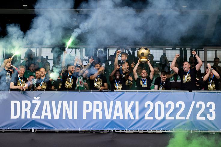 Kapetan Olimpije Timi Max Elšnik je leta 2023 povzdignil visoko v zrak "kanto". | Foto: Matic Klanšek Velej/Sportida