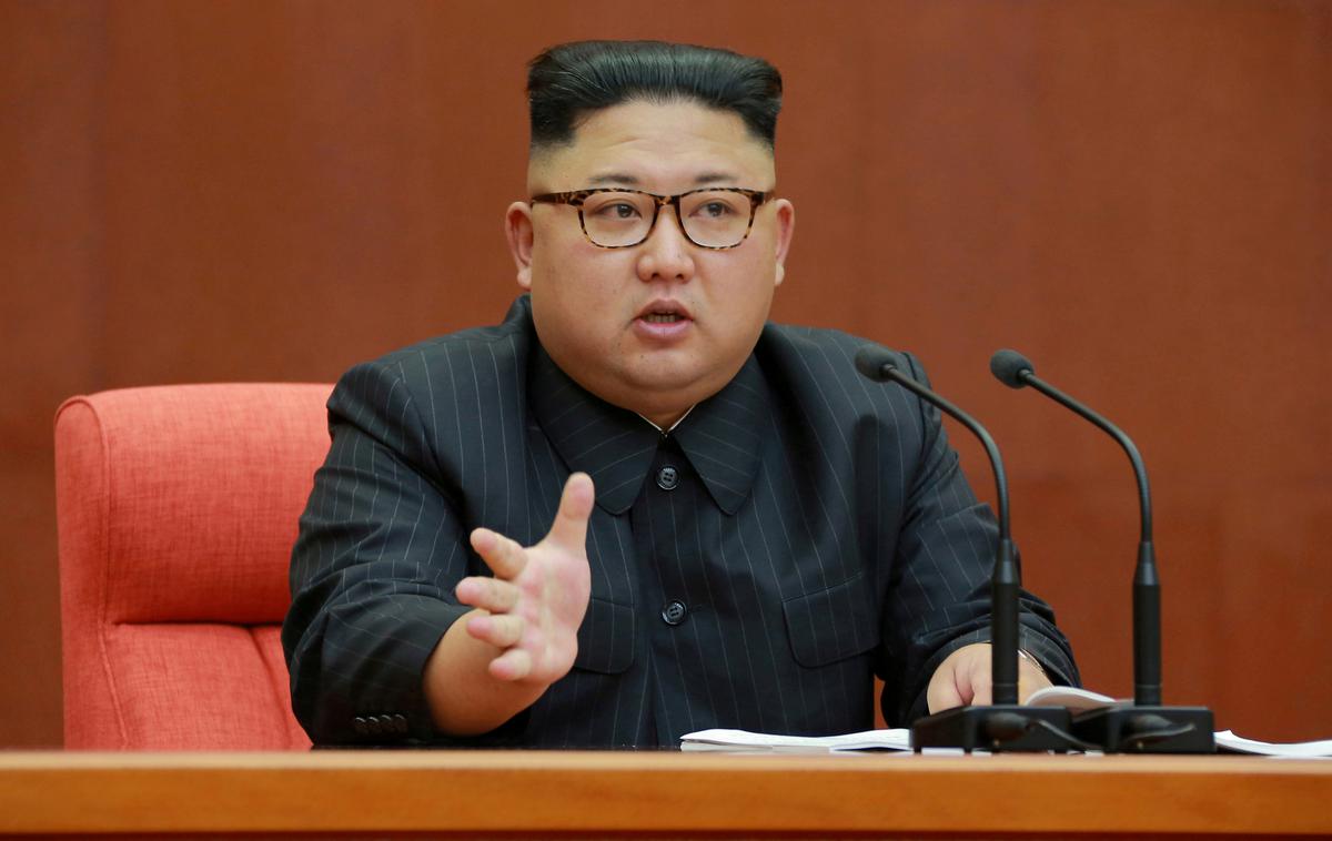 Kim Džong Un | Kim Džong Nam, polbrat severnokorejskega voditelja Kim Džong Una (na fotografiji), je umrl po napadu z živčnim strupom na letališču v Kuala Lumpurju. | Foto Reuters