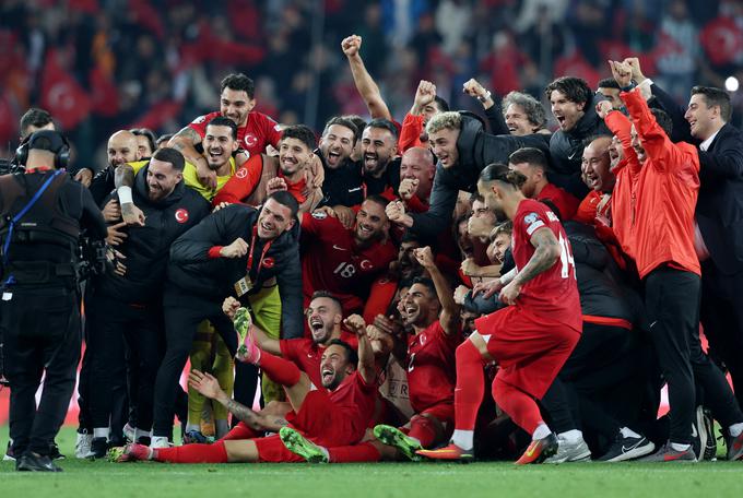 Veselje Turkov po zmagi nad Latvijo in ob priigrani vstopnici za nastop na Euru 2024. | Foto: Reuters