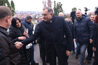 Dodik kljub nalogu za privedbo obiskal vojašnico v Banjaluki
