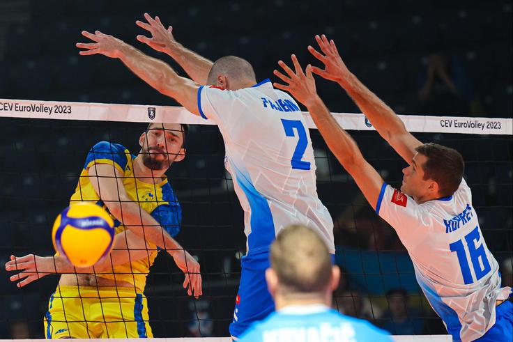 Reprezentanci sta se pomerili že na uvodni tekmi prvenstva, ko so Ukrajinci dobili prvi niz, naslednji trije in zmaga pa so pripadli Slovencem. | Foto: CEV