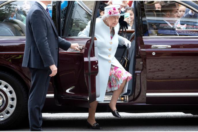 kraljica Elizabeta II. | Njeno visočanstvo že od nekdaj najraje nosi par črnih čevljev z nizko peto znamke Anello & Davide. En par kraljičinih čevljev stane tisoč funtov (približno 1.100 evrov). | Foto Getty Images