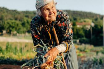 95-letna kmetica Francka s Krasa: Če bi se predala lenobi in ne bi delala na njivi, bi se moja zemlja jokala