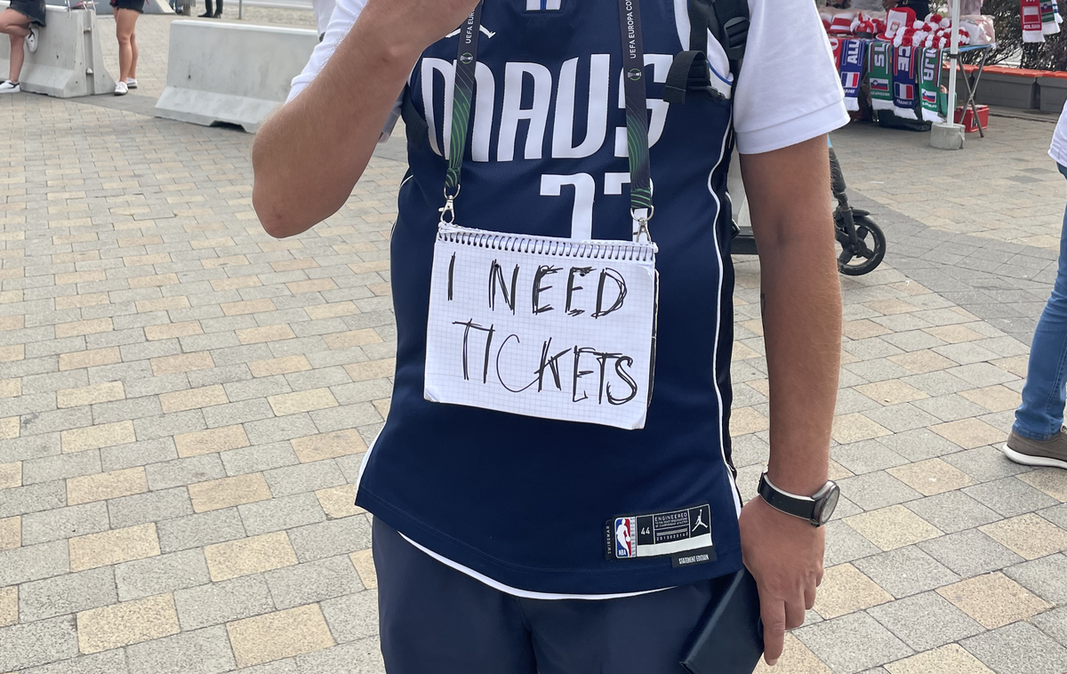 navijač EuroBasket | Prizor, ki je v zadnjih dneh stalnica. Dresi Luke Dončića in iskanje vstopnic navijačev, ki si vsaj za trenutek želijo videti na delu slovenskega asa. | Foto Sportal