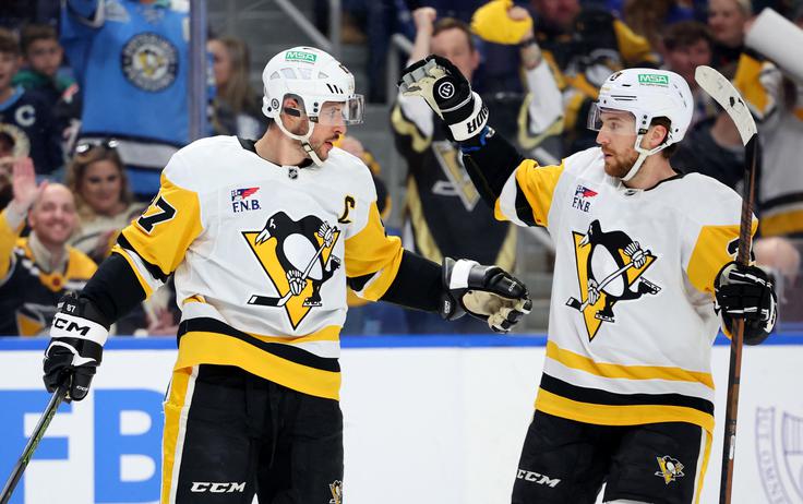 Tako je Matt Grzelcyk čestital Sidneyju Crosbyju za zadetek v dvorani KeyBank Center. | Foto: Reuters