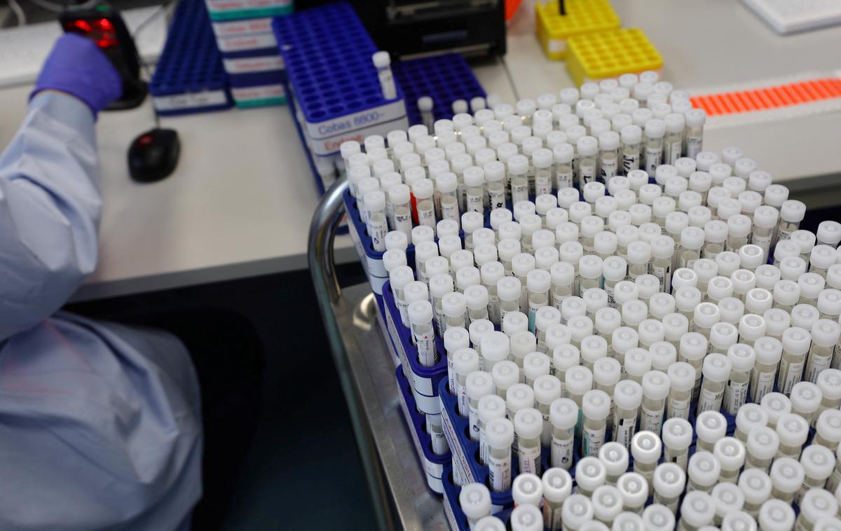 covid testiranje | Število okužb je po dolgem času spet upadlo.  | Foto Reuters