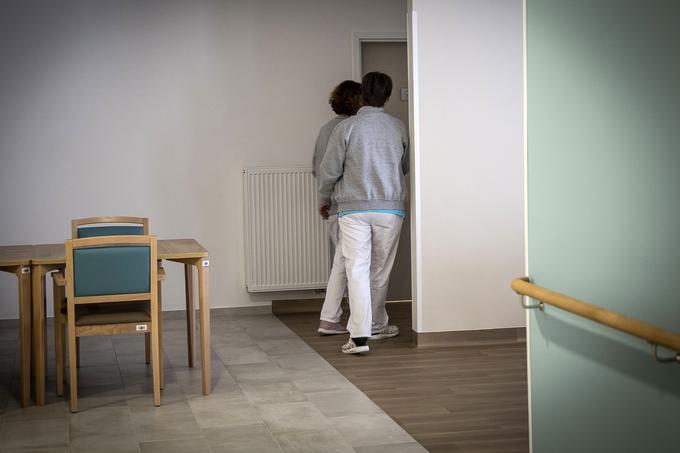 Dobri in zanesljivi kadri izgorevajo, medtem ko pokrivajo bolniške odsotnosti sodelavcev, tudi takih, ki to situacijo izkoriščajo, pove direktorica.  | Foto: Ana Kovač