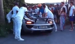 Kako moški brez majice razbije porscheja 918 spyder za 750 tisoč evrov