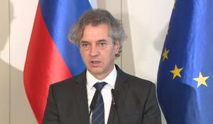 Golob: Nedopustno je, da imamo plačne razrede pod minimalno plačo #video