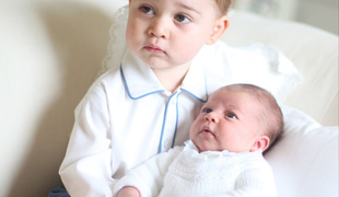 Prve skupne fotografije princa Georgea in njegove sestrice Charlotte (foto)