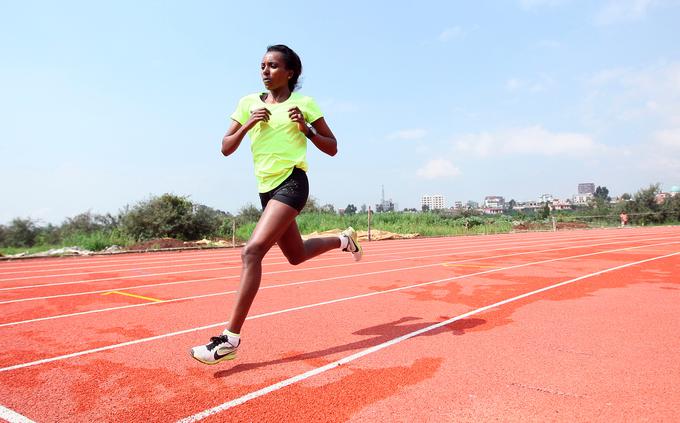 Tirunesh Dibaba je starejša sestra od Genzebe. Je lastnica treh zlatih olimpijskih medalj in še dveh bronastih. Nastopila bo v teku na 10.000 metrov, a ni več tako pripravljena kot v zlatih časih. V etiopski ekipi je tudi Almaz Ayana, ki blesti zadnji dve sezoni. Ayana bo poskušala osvojiti dvojno krono (5.000 in 10.000 m), kar je Tirunesh uspelo v Pekingu.  | Foto: Reuters