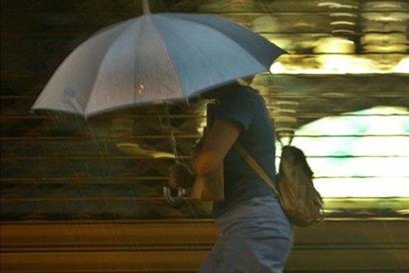 V soboto močne padavine, burja in narasli vodotoki