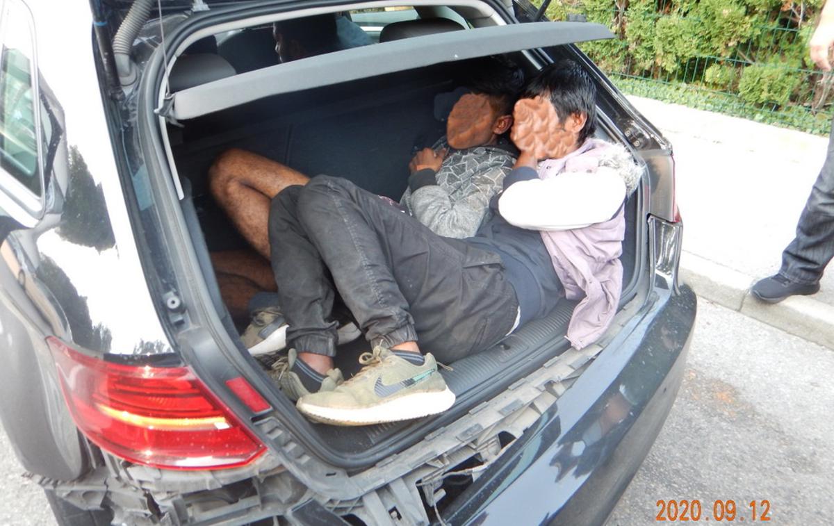 Migranti | Na območju Policijske postaje Grosuplje so policisti ustavili vozilo, v katerem sta državljana Italije prevažala pet državljanov Bangladeša in enega državljana Pakistana. | Foto GPU
