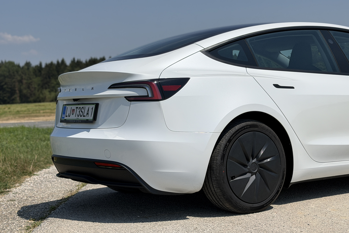 Limuzina, pa še električna - ali Slovenci upravičeno stojijo v vrsti?