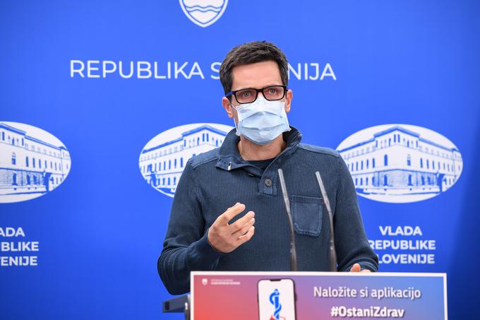 Kot je dejal infektolog Tomaž Vovko, sam nosi masko cele dneve in je niti ne zaznava več. "Zato ne razumem tistih, ki se pritožujejo, da z masko na obrazu ne morejo dihati," je dejal. | Foto: STA ,