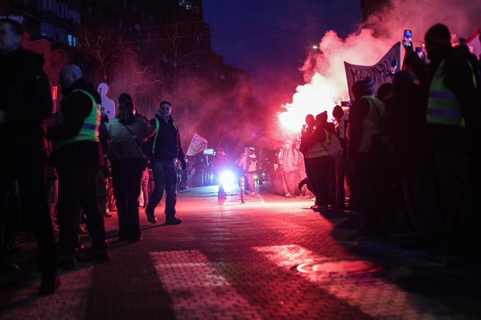 Srbija, policija, protesti | Policisti so preprečevali protestnikom, da bi se jim približali, v nekem trenutku pa je skupina več deset privržencev oblasti po navedbah prič napadla protestnike in novinarje. | Foto Elmedin Hajrovic/ATAImages/Pixsell