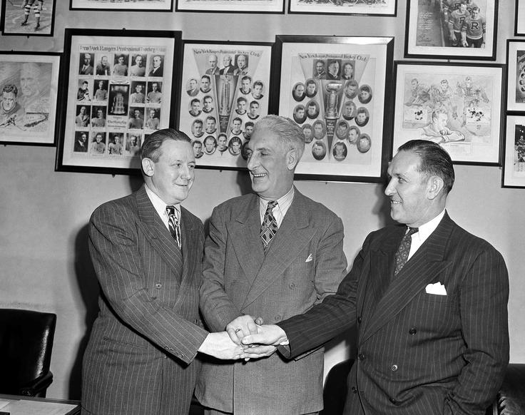 Lester Patrick na sredini, leta 1946, ko se je po številnih letih trenerskega dela umaknil. | Foto: Guliverimage
