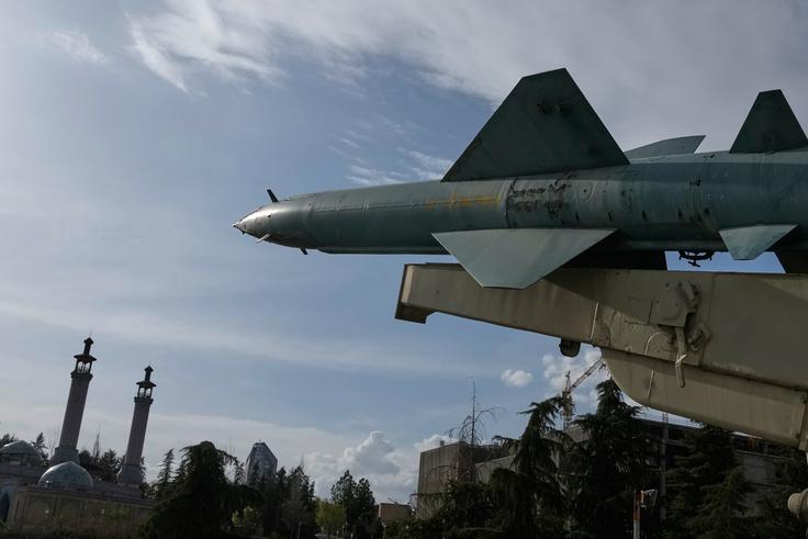 Iranci izraelske, ameriške in druge cilje v Perzijskem zalivu napadajo z droni in balističnimi raketami. Na fotografiji: iranska raketa. | Foto: Guliverimage