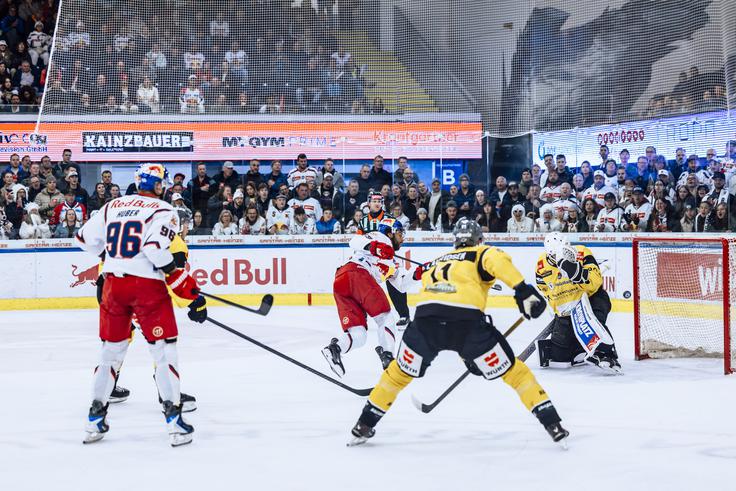 Serijski prvak Salzburg je četrtfinalno serijo s Pustertalom začel s porazom, zmagoviti gol za goste je v podaljšku prispeval Rok Tičar. | Foto: EC Red Bull Salzburg/Gintare Karpaviciute