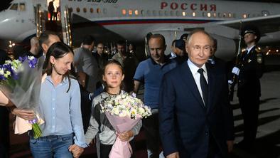V Sloveniji ujeta ruska vohunka ob prihodu domov padla Putinu v objem #foto #video