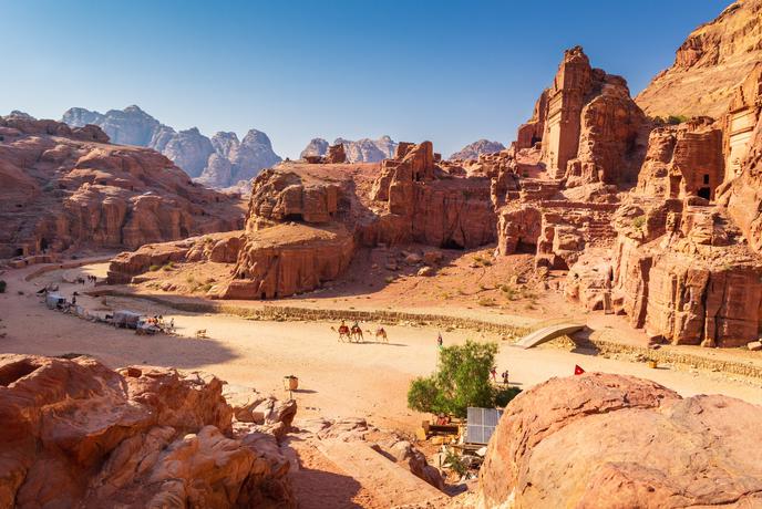 Jordanski biser, izklesan v skalo, ki leži v kotlini med gorami